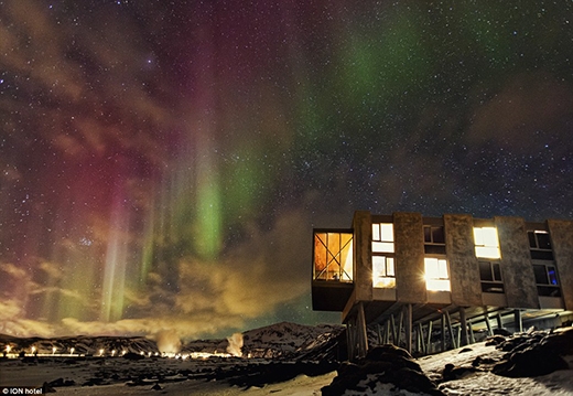 
	
	Khách sạn có một phòng kính lớn mang tên Northern Lights Bar. Tại đây, du khách có thể thường xuyên được chiêm ngưỡng bắc cực quang (aurora borealis) – một hiện tượng ánh sáng tuyệt đẹp.